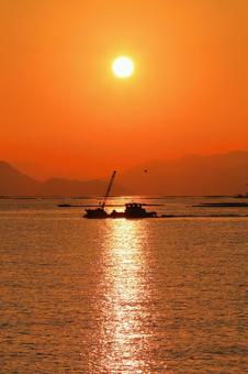 朝日を浴びて走る漁船-2 朝日を浴びて走る漁船-2 朝日,朝焼け,海の写真素材