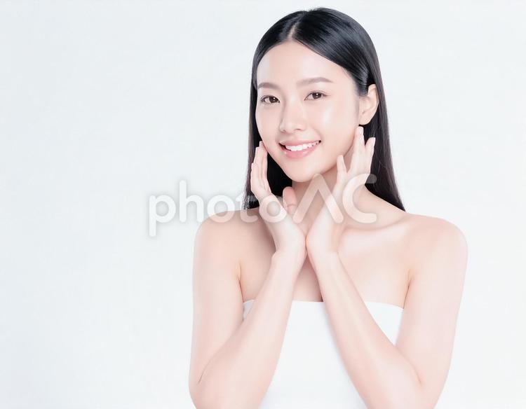 フェイスマッサージする笑顔の女性 女性,スキンケア,美容の写真素材