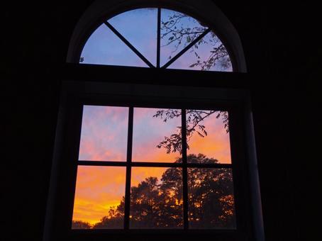 アンティーク窓越しに眺める秋の夕暮れ アンティーク窓越しに眺める秋の夕暮れ 夕焼け,窓,アンティークの写真素材