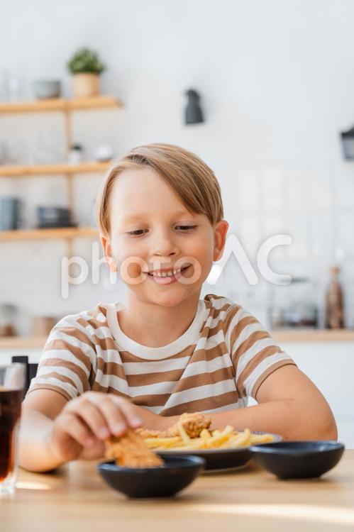 笑顔でこれからフライドチキンを食べる男の子 男の子,人物,食事の写真素材
