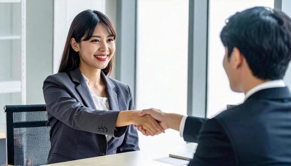 握手するビジネスパーソン 握手するビジネスパーソンの写真