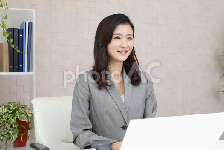 ノートパソコンで仕事中のビジネスウーマン 女性,ビジネスウーマン,女の写真素材