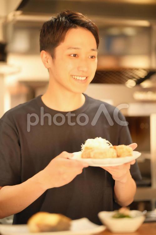 おかずを持つ男性 男性,大学生,バイトの写真素材