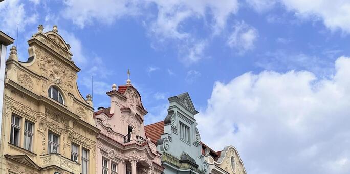 チェコ旧市街のパステルカラー建築と青空 雲,空,チェコの写真素材