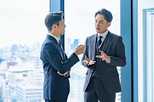 話をするミドル世代のビジネスマン 話をするミドル世代のビジネスマン ミーティング,交渉,リーダーの写真素材