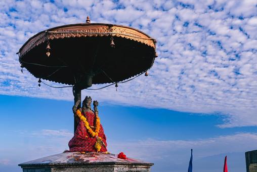 ヒンズー教の女神像と青空 ネパール,女神像,ヒンドゥー教の写真素材