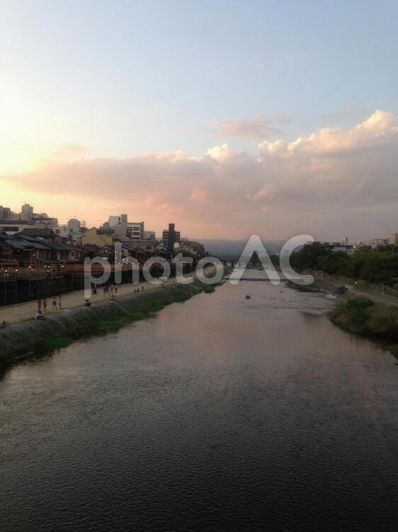 夕暮れ時の鴨川 鴨川,京都,観光の写真素材