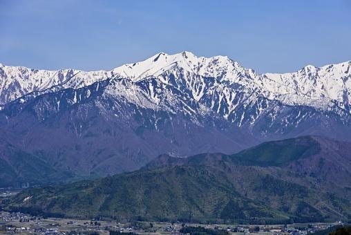 鷹狩山から見た北アルプスの山々 鷹狩山から見た北アルプスの山々 北アルプス,爺ヶ岳,山岳の写真素材