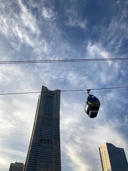 横浜ランドマークタワーとエアキャビン 横浜ランドマークタワーとエアキャビンの写真