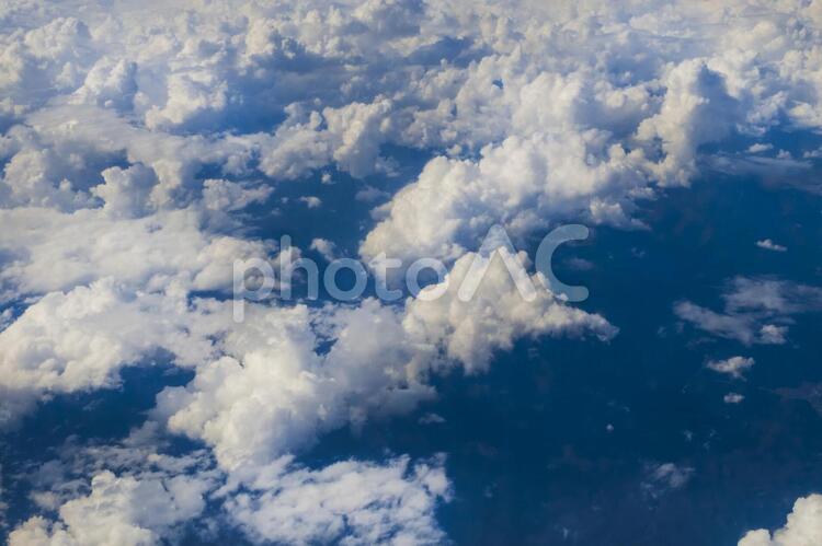 飛行機から見下ろした雲海 空,青空,快晴の写真素材