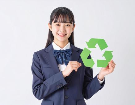 リサイクルマークを持つ女子高生のイメージ リサイクルマークを持つ女子高生のイメージの写真