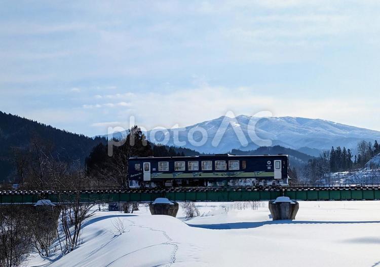 冬の秋田内陸線と森吉山 雪,雪景色,冬景色の写真素材