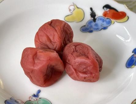 しそ漬け梅干し3個 しそ漬け梅干し3個 美味しい,食べ物,しそ漬け梅干しの写真素材