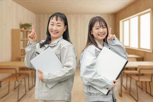 指差す作業服の女性たち 女性,作業服,女性二人の写真素材