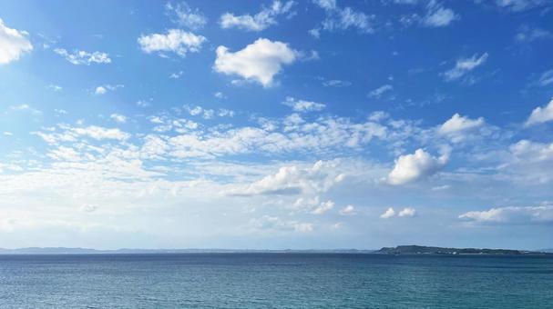青い海と広がる空 南国の絶景風景 沖縄 青い海と広がる空 南国の絶景風景 沖縄の写真