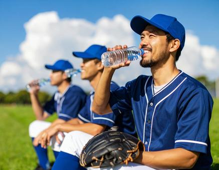 熱中症予防の給水タイム・夏の草野球練習 熱中症予防の給水タイム・夏の草野球練習の写真