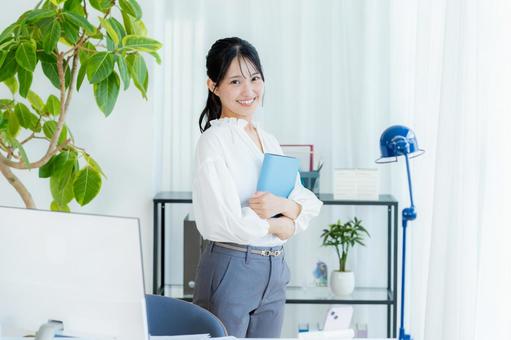 オフィスで働くビジネスウーマン ビジネスウーマン,笑顔,若い女性の写真素材