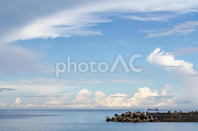 海と空と波消しブロック テトラポッド,防波堤,海の写真素材