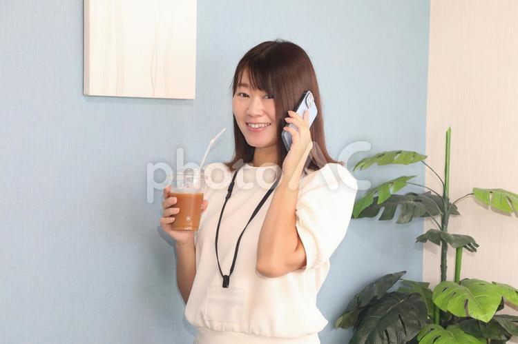 スマホで話す笑顔の女性　ビジネスウーマン ビジネスウーマン,スマホ,電話の写真素材