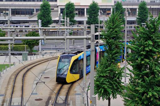 終点停留所に近づくライトライン 終点停留所に近づくライトライン ライトライン,宇都宮ライトレール,路面電車の写真素材