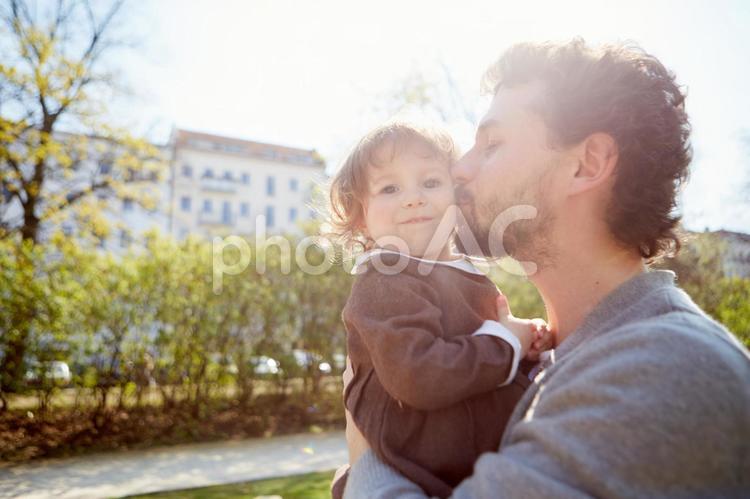公園で女の子を抱っこするお父さん1 親子,女の子,お父さんの写真素材