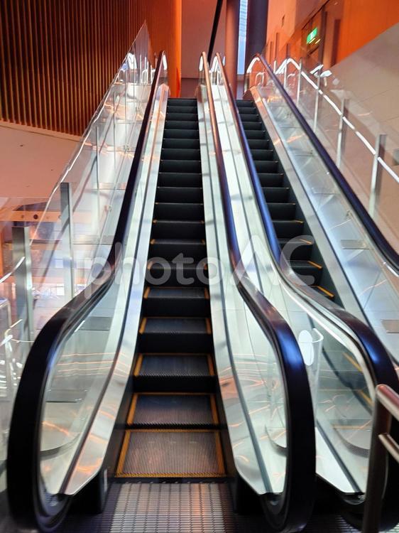 のぼりのエスカレーター エスカレーター,階段,移動の写真素材