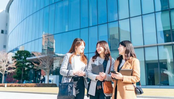 キャンパスライフを楽しむ大学生 キャンパスライフを楽しむ大学生の写真
