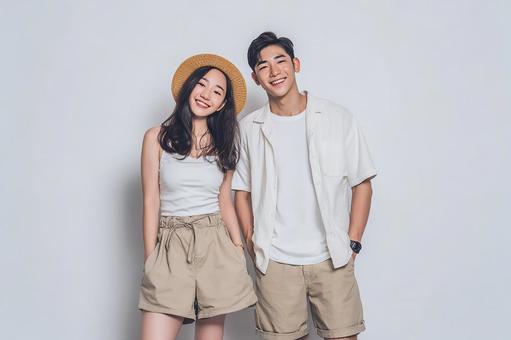 爽やかな笑顔のアジア人カップルの写真