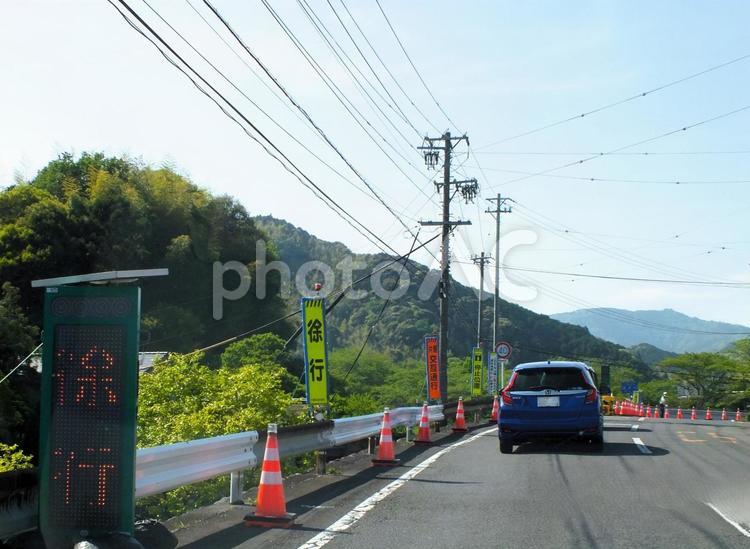 工事中につき　徐行 徐行,電光掲示板,コーンの写真素材