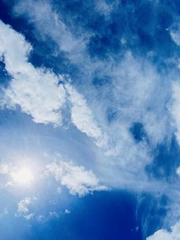 青空に浮かぶ白い雲 青空に浮かぶ白い雲 空,青空,雲の写真素材