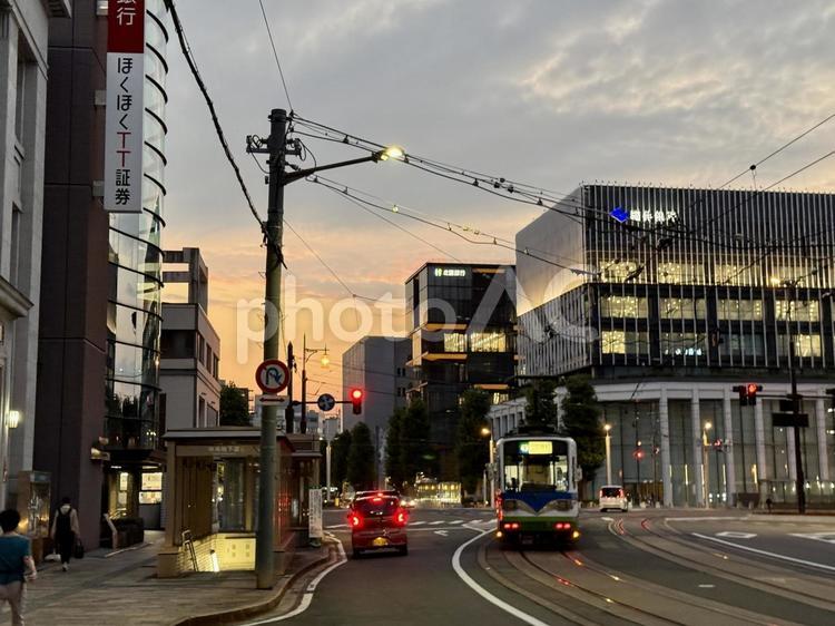 夕方の福井駅前の街並みと路面電車 ビル,路面電車,夕方の写真素材