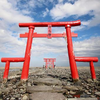有明海に立つ朱色の鳥居 海中鳥居,大魚神社,太良町の写真素材