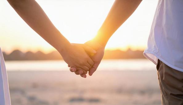 手を取り合う男女 手を取り合う男女の写真