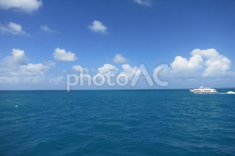 青い海と空と船 青い海,海,青空の写真素材