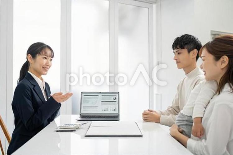 家庭訪問して商品サービスの説明をする女性 営業,ビジネスマン,ビジネスウーマンの写真素材