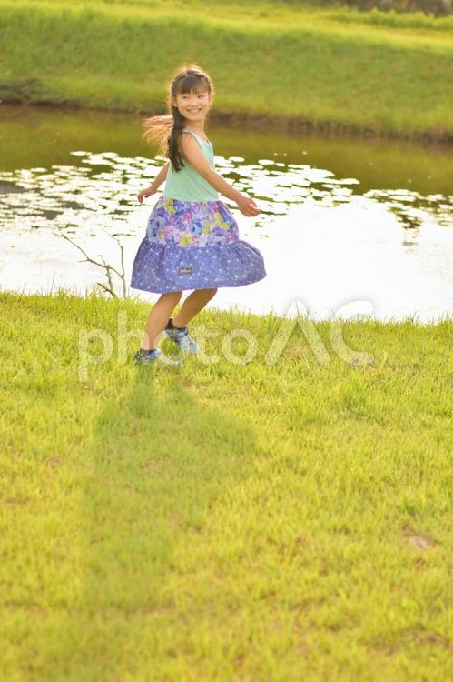 夕暮れと子供 子供,女の子,元気の写真素材