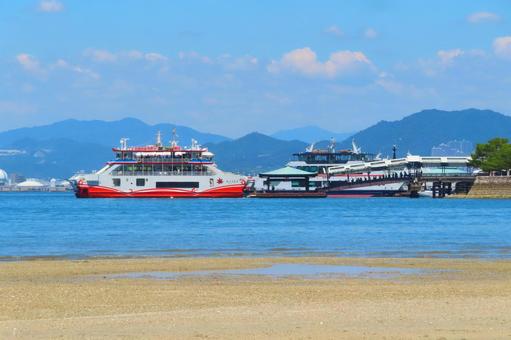 【広島県】宮島フェリー 宮島フェリー,海,風景の写真素材