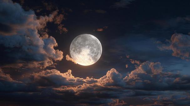 静寂な夜を照らす輝く月 静寂な夜を照らす輝く月の写真