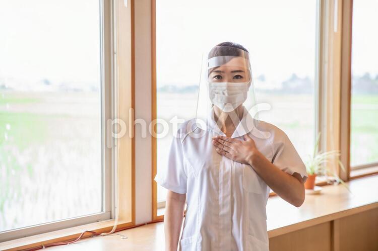 フェイスシールドをする看護師 フェイスシールド,マスク,看護師の写真素材