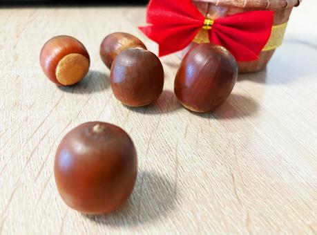 数個のどんぐりと装飾 どんぐり,秋,木の実の写真素材