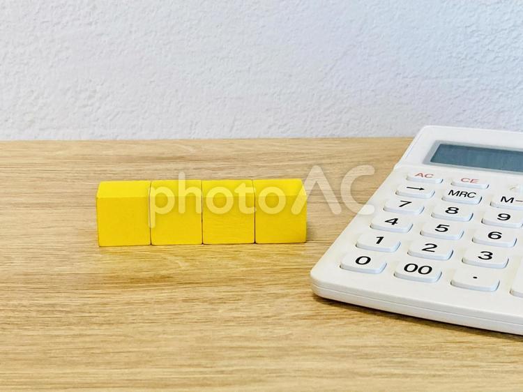 4つの黄色いブロックと白い電卓 4つ,4文字,電卓の写真素材