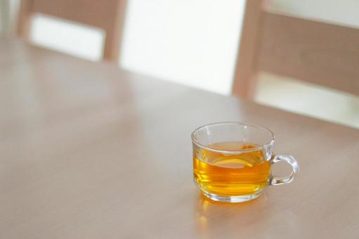 テーブルの上に置かれたお茶 テーブルの上に置かれたお茶の写真