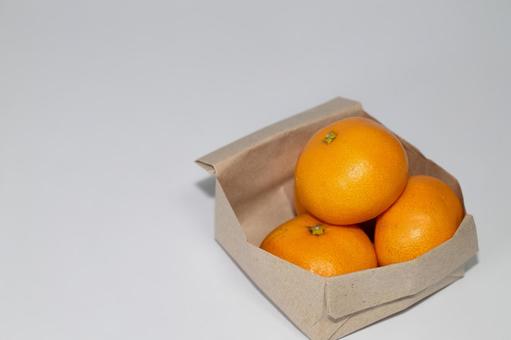 紙袋に入った新鮮なみかんとコピースペース みかん,タンジェリン,柑橘類の写真素材