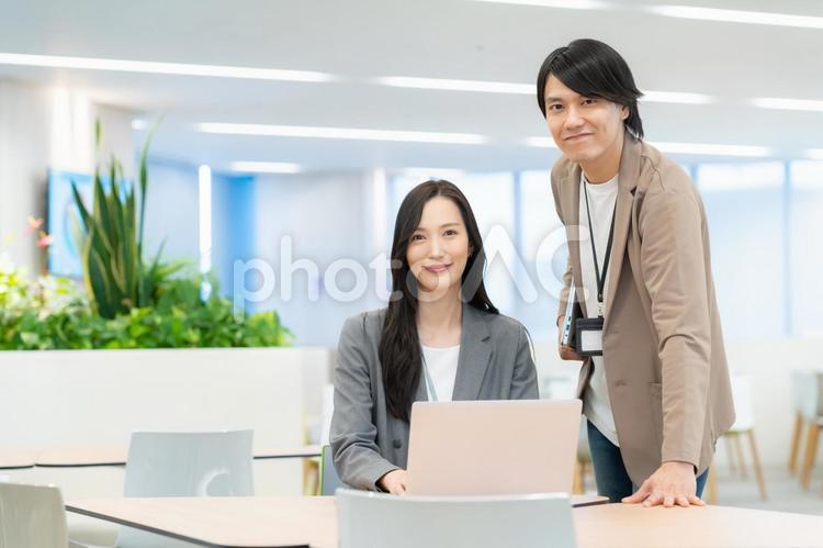 会議をする男女のビジネスマン ビジネス,会議,オフィスの写真素材