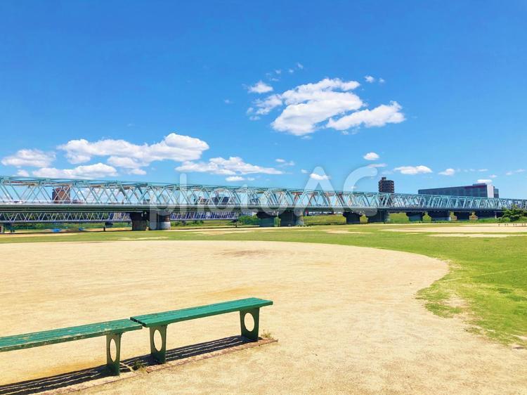 河川敷野球場から見える景色 コピースペース,川,自然の写真素材