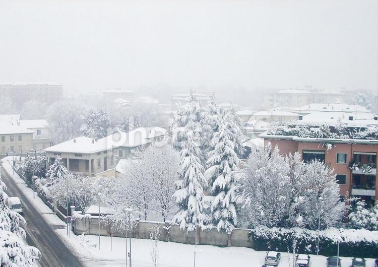 イタリア・ミラノ郊外の住宅地の雪景色 イタリア,雪,俯瞰の写真素材