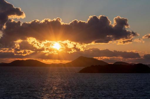 瀬戸内の黄金の夕暮れ 夕日,瀬戸内海,倉敷の写真素材