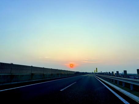 鬼灯色の 夕陽が照らす 帰り道 01 鬼灯色の 夕陽が照らす 帰り道 01 夕日,太陽,西の空の写真素材