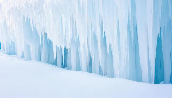 氷の洞窟のように並ぶつらら 氷の洞窟のように並ぶつららの写真