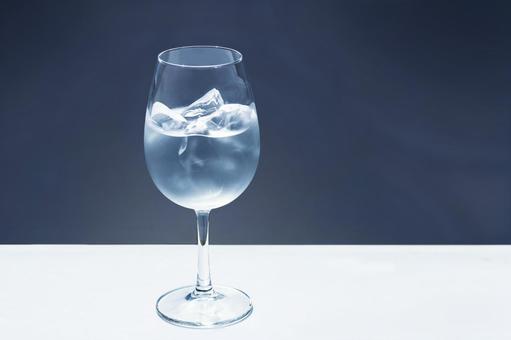 つめたい水(ワイングラス)1 つめたい水(ワイングラス)1 水,水分補給,氷の写真素材